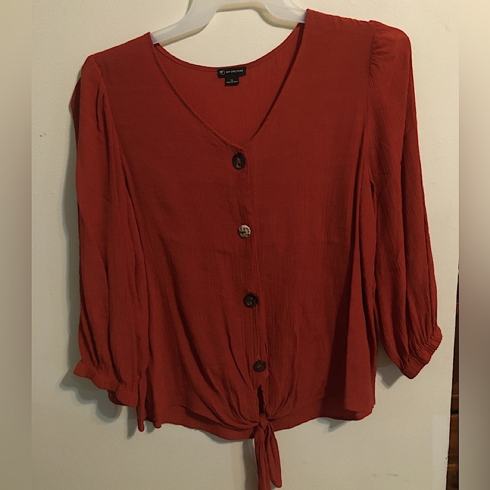 ND (New Directions) Blouse ~ Ties at the bottom in the front